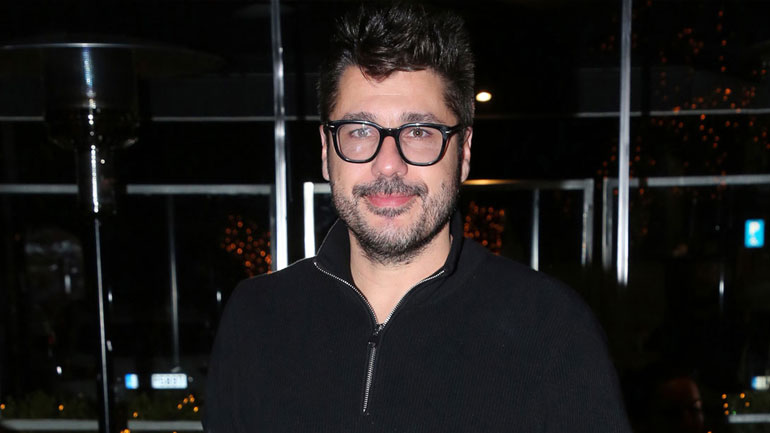 Λάμπρος Κωνσταντάρας για τον στρεπτόκοκκο που τον ταλαιπωρεί: «Έχει χτυπήσει τον λαιμό και τα αυτιά μου»