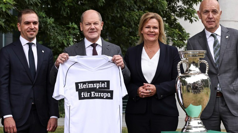 Ο Γερμανός καγκελάριος Σολτς σηματοδότησε την αντίστροφη μέτρηση για το Euro 2024