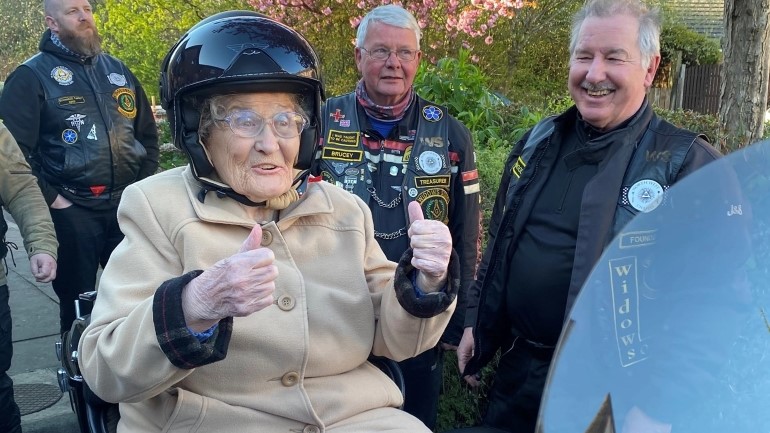 “Ένιωσα τα χρόνια να γυρνάνε πίσω” – 90χρονη γιόρτασε τα γενέθλιά της ανεβαίνοντας πάλι σε μοτοσυκλέτα!