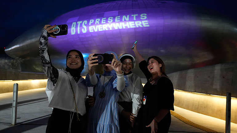 Η Σεούλ φωτίστηκε μοβ για τα 10 χρόνια των BTS