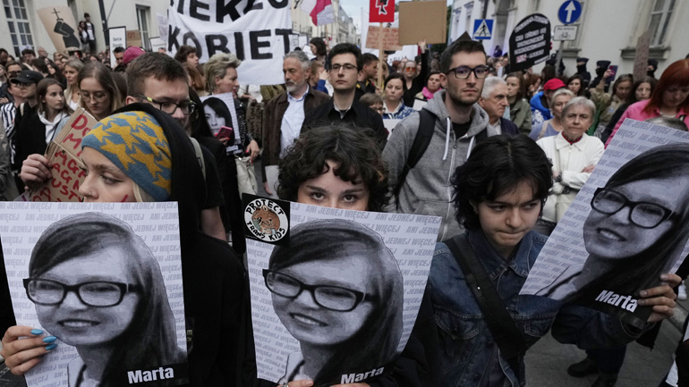 Πολωνία: Χιλιάδες διαδήλωσαν ενάντια στον νόμο κατά των αμβλώσεων με αφορμή ακόμη έναν θάνατο εγκύου