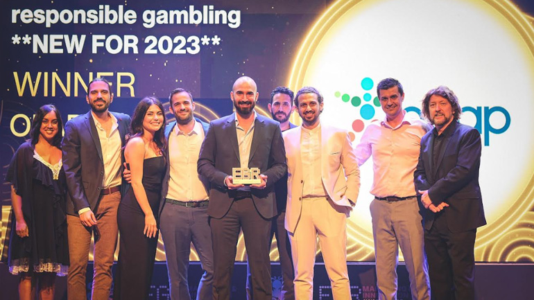 Η ομάδα του ΟΠΑΠ παραλαμβάνει το βραβείο “Innovation in Responsible Gambling”