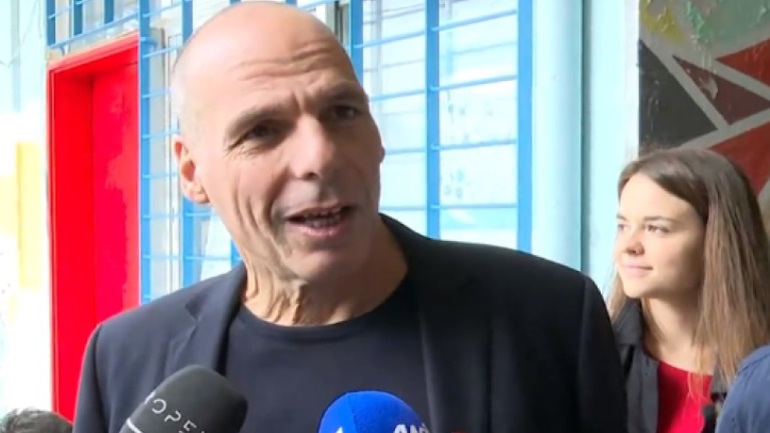 Έντονη αντιπαράθεση Βαρουφάκη με δημοσιογράφο για το ναυάγιο της Πύλου