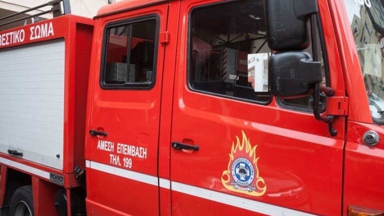 Φορτηγό έπεσε σε γκρεμό στον Μαραθώνα