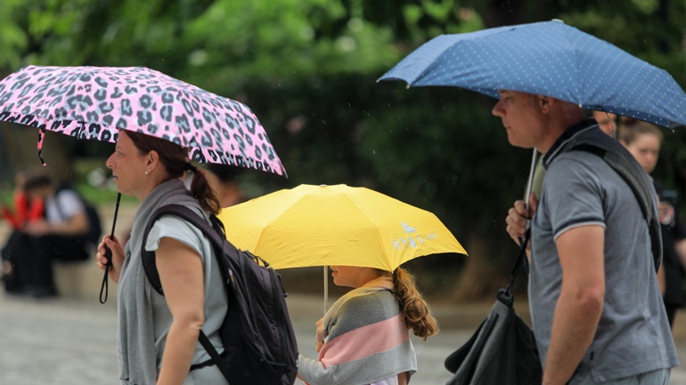 Καταιγίδες προβλέπονται την Παρασκευή – Αναλυτικά ο καιρός