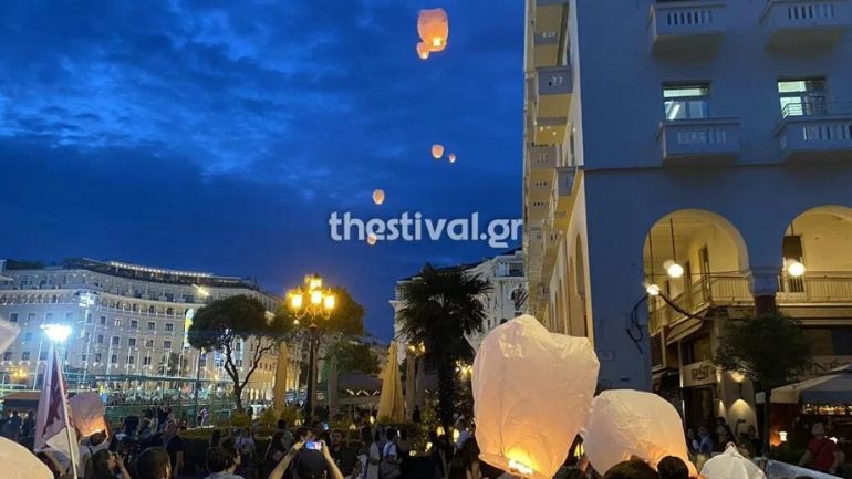 Θεσσαλονίκη: Δεκάδες φαναράκια στον ουρανό για τους νεκρούς στο ναυάγιο της Πύλου