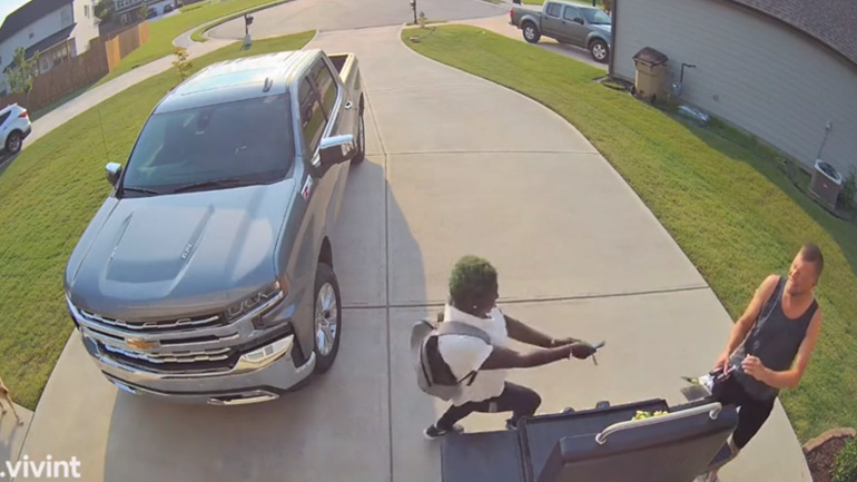 Γυναίκα τρέχει να σωθεί από ένα Λαμπραντόρ