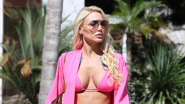 Αλεξάνδρα Παναγιώταρου: Τράβηξε τα βλέμματα στη Μύκονο με το ροζ μαγιό της