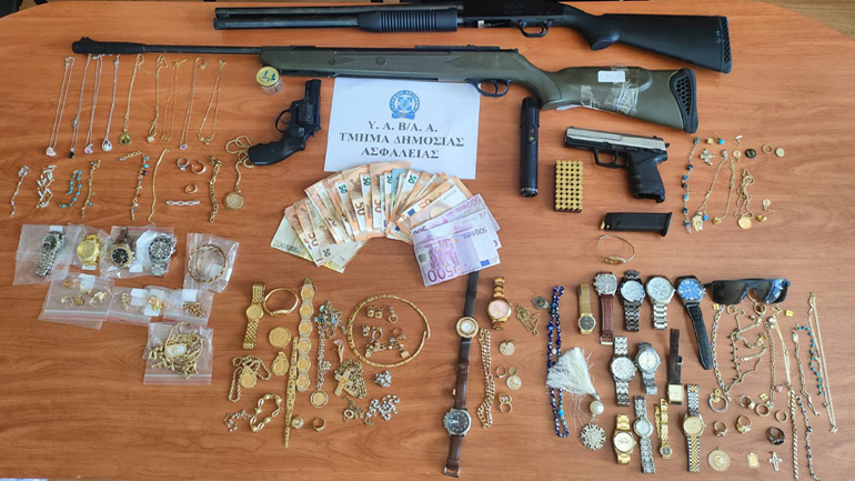 Εξαρθρώθηκε εγκληματική οργάνωση στην Αττική: Διέπραττε κλοπές σε βάρος ηλικιωμένων με τη μέθοδο της απασχόλησης