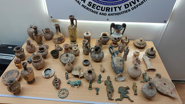 Αρχαιοκάπηλοι έκρυψαν αρχαιότητες στην Πάρνηθα Αρχαιοκάπηλοι έκρυψαν αρχαιότητες στην Πάρνηθα