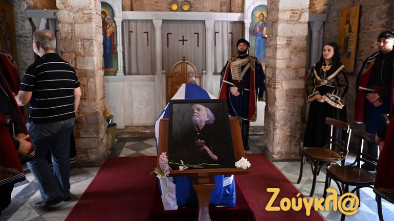 Σε λαϊκό προσκύνημα η σορός του Γιάννη Μαρκόπουλου – Το απόγευμα η κηδεία του