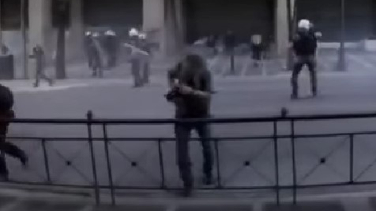 Καταγγελία: Αστυνομικός ψεκάζει κατά πρόσωπο τον φωτορεπόρτερ Μάριο Λώλο