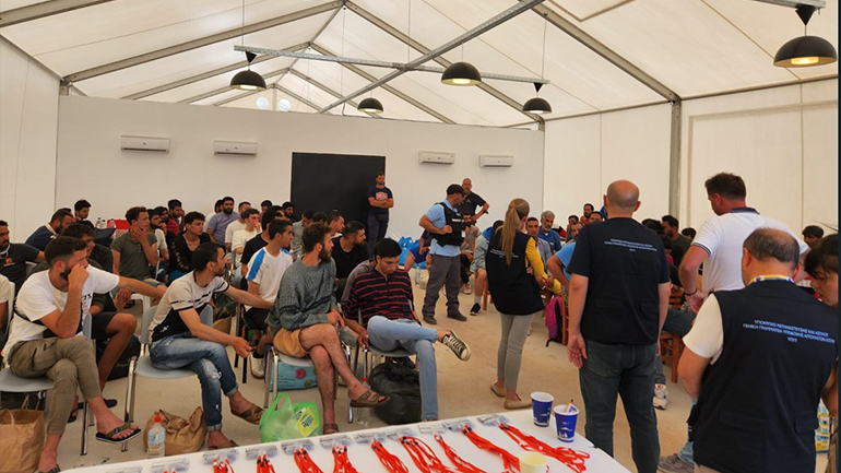 Στο ΚΥΤ της Μαλακάσας μεταφέρθηκαν οι 71 διασωθέντες από το ναυάγιο ανοικτά της Πύλου