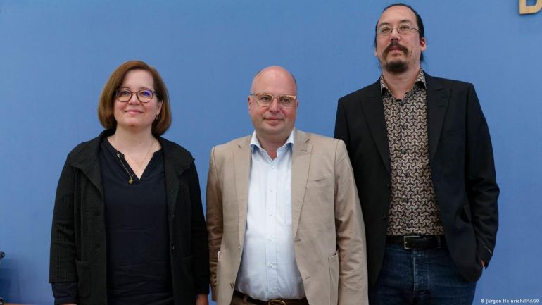 O Bασίλης Τσιάνος (στη μέση) από πρόσφατη παρουσίαση στην Bundespressekonferenz