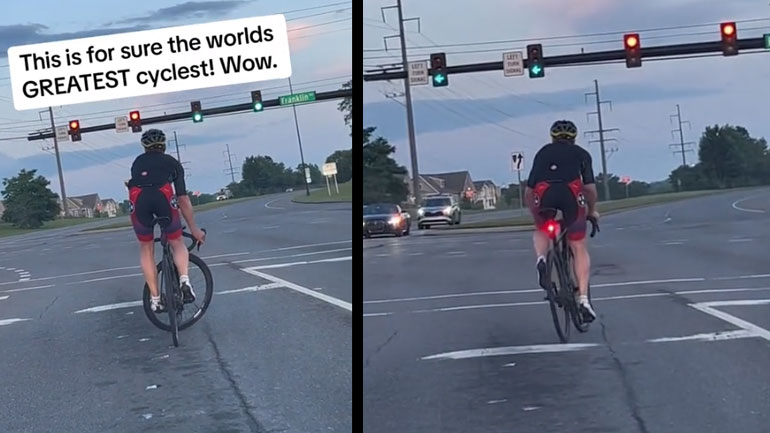 Ποδηλάτης ισορροπεί σε ένα κόκκινο φανάρι