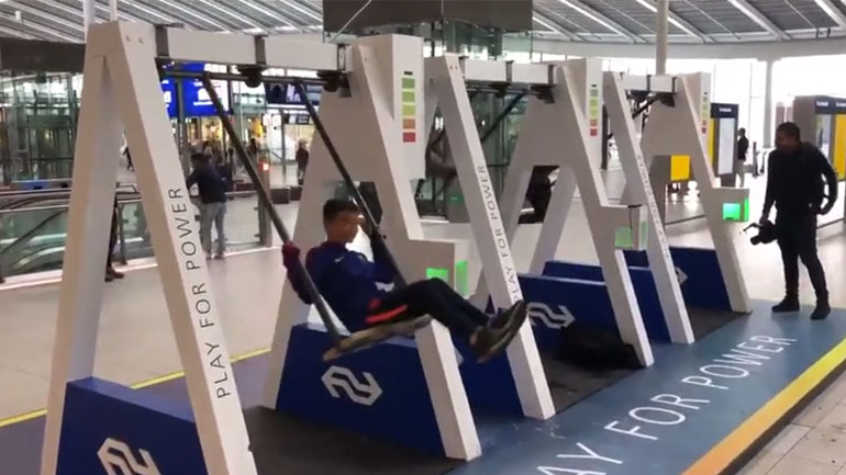 Κούνιες φορτίζουν τηλέφωνα σε σιδηροδρομικούς σταθμούς