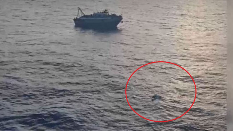 Νέο βίντεο – ντοκουμέντο πριν το ναυάγιο στην Πύλο – Εμπορικό πλοίο προμηθεύει με τρόφιμα και νερό το σκάφος