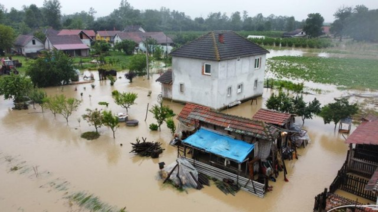 Σερβία – Βοσνία: Πολίτες απομακρύνονται από τα σπίτια τους εξαιτίας σφοδρών βροχοπτώσεων και πλημμυρών