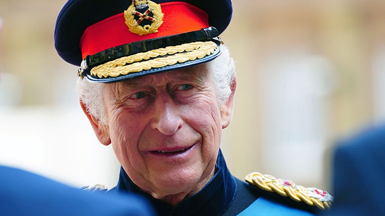 Βρετανία: Έφιππος ο βασιλιάς Κάρολος στη στρατιωτική παρέλαση για τα γενέθλιά του