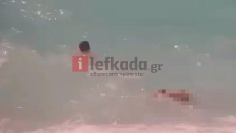 Σοκαριστικό βίντεο: Οι ναυαγοσώστες προσπαθούν να ανασύρουν την σορό του άτυχου άνδρα στο Κάθισμα Λευκάδας