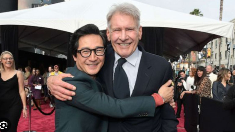 Ο Κε Χούι Κουάν έκανε έκπληξη στον Χάρισον Φορντ στην πρεμιέρα του Indiana Jones