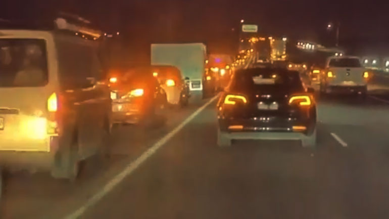 Η ουρά της αιωνιότητας από ένα χαλασμένο αυτοκίνητο