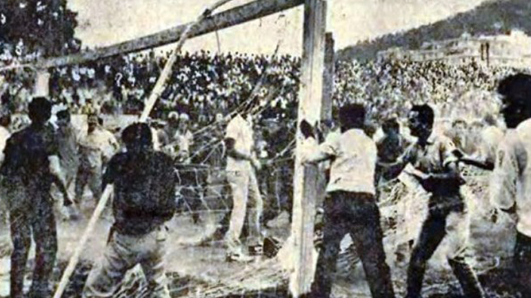 Γάβροι και βαζέλοι μια… ομάδα έκαψαν το γήπεδο!