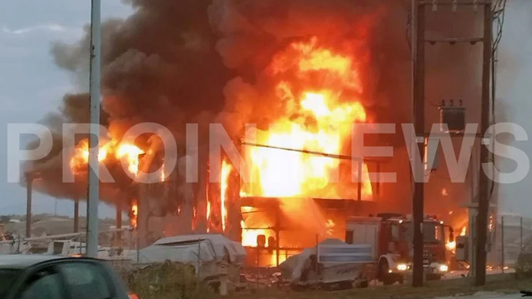 Φωτιά σε χώρο φύλαξης σκαφών στην Καβάλα