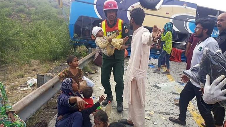 14 νεκροί και 20 τραυματίες από ανατροπή λεωφορείου στο Πακιστάν
