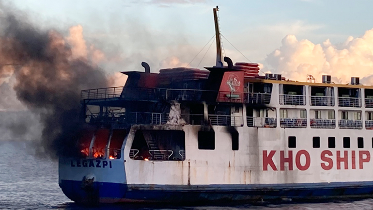 Φιλιππίνες: Η ακτοφυλακή διέσωσε όλους τους επιβαίνοντες σε πλοίο στο οποίο είχε ξεσπάσει πυρκαγιά