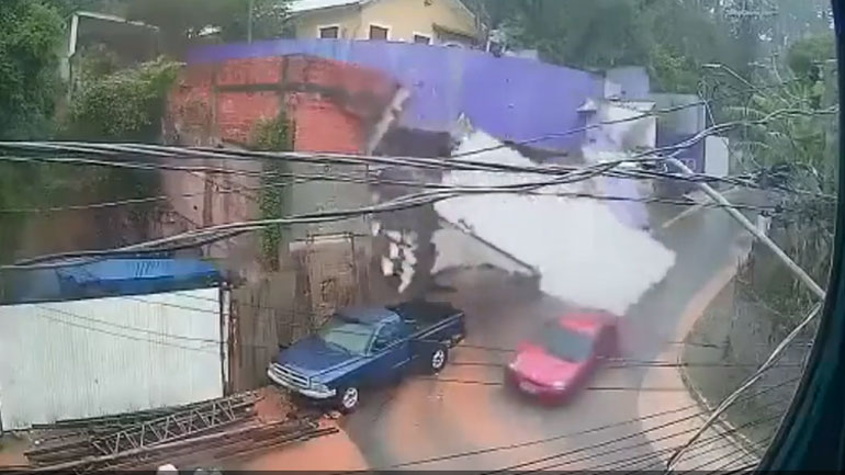 Τοίχος καταρρέει και πέφτει πάνω σε αυτοκίνητο