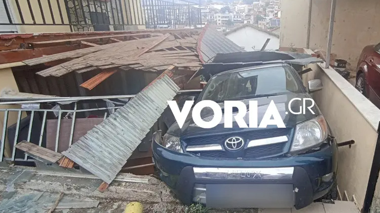 Αυτοκίνητο κατέληξε σε αυλή σπιτιού στο Ασβεστοχώρι Θεσσαλονίκης