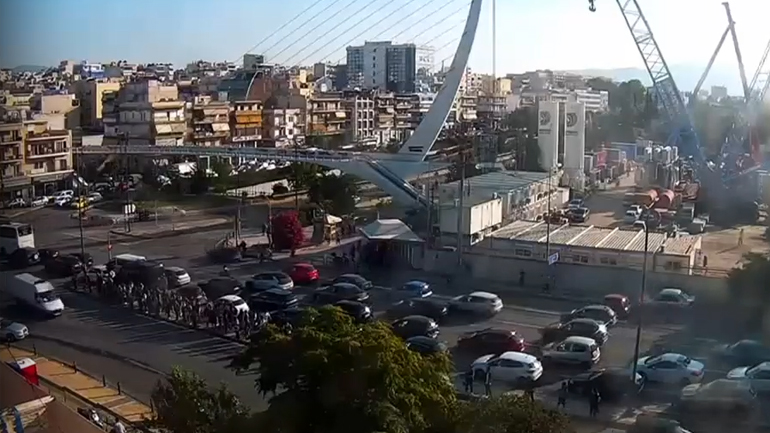 Τροχαίο ατύχημα στον Κηφισό: Ι.Χ. «καρφώθηκε» σε κολόνα φωτισμού μετά από καταδίωξη