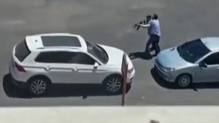 Σοκ στην Τουρκία με 25χρονο που σκότωσε την πρώην σύζυγο και τον πεθερό του στη μέση του δρόμου