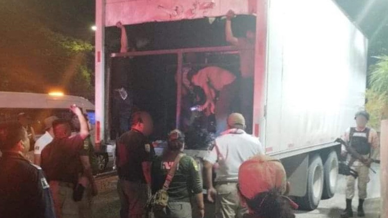 Οι μεξικάνικες αρχές εντόπισαν 129 μετανάστες στοιβαγμένους σε φορτηγό εν μέσω καύσωνα