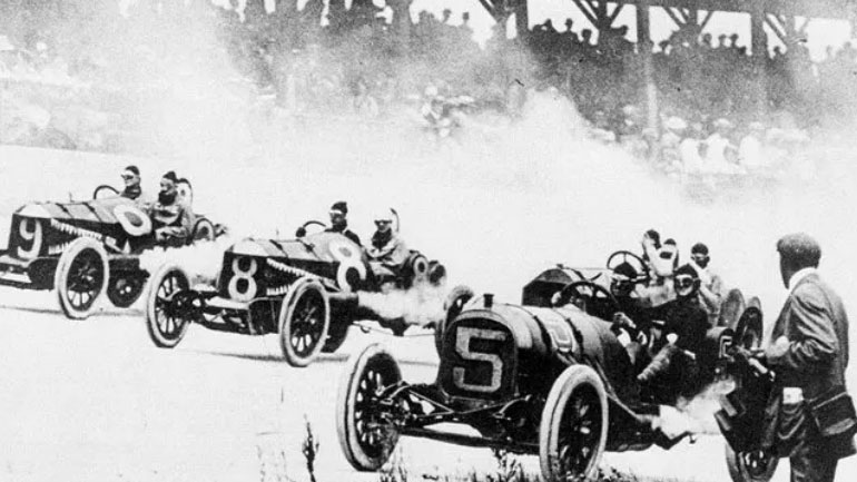 Ο απίστευτος τρόπος με τον οποίο γεννήθηκε η ιδέα των καθρεφτών στα αυτοκίνητα – Όχι, δεν είχαν πάντα καθρέφτες