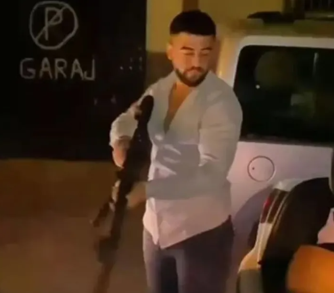 Τουρκικά μέσα ενημέρωσης δημοσιεύουν, φωτογραφίες του 25χρονου δολοφόνου να ποζάρει με ένα όπλο.