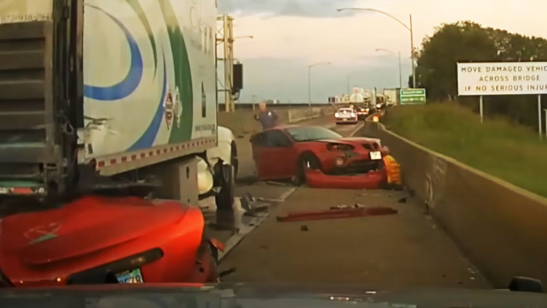 Απλός έλεγχος της αστυνομίας εξελίχθηκε σε ένα κομμένο στη μέση αυτοκίνητο 