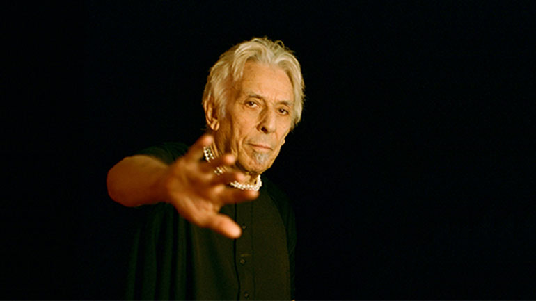 Ο θρύλος John Cale με τη μπάντα του και την Athens Philharmonia Orchestra στο Ηρώδειο