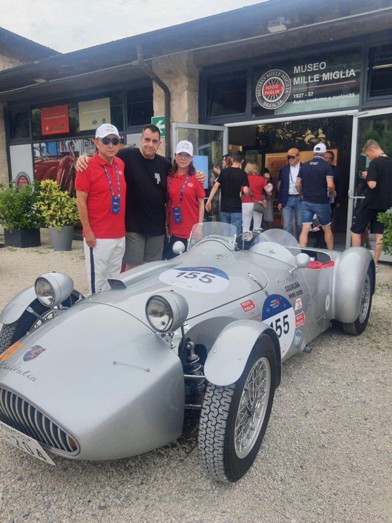 Ο Στέλιος Φάκαλης με τους Ikuro Matsuba και Yumiko Matsuba με Cisitalia 02 Cabriolet του 1948