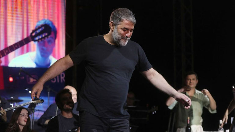 Ο Βασίλης Μπισμπίκης ξαναχτυπά – Χόρεψε πάλι ζεϊμπέκικο