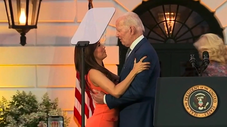 Σάλος στο Twitter με την «πονηρή» αγκαλιά του Τζο Μπάιντεν στην Εύα Λονγκόρια