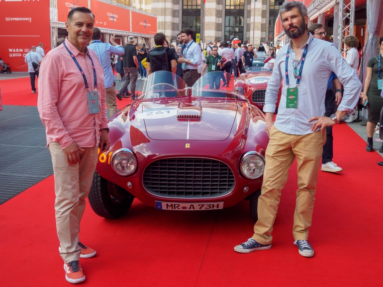 Giuseppe Piazzolla και ο απεσταλμένος μας Δημήτρης Διατσίδης, μπροστά σε μια Ferrari