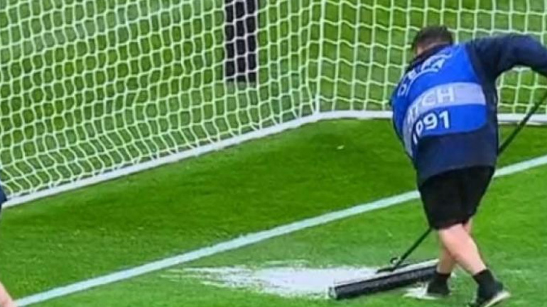 Διακοπή στο Σκωτία-Γεωργία λόγω βροχής – Με σκούπες έδιωχναν το νερό! Διακοπή στο Σκωτία-Γεωργία λόγω βροχής – Με σκούπες έδιωχναν το νερό!