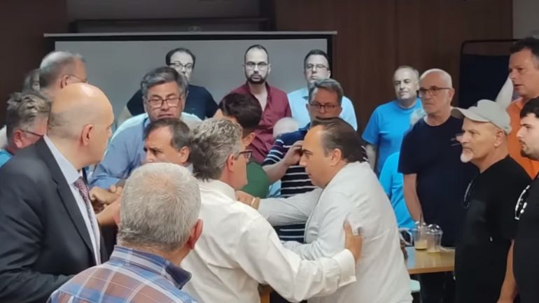 Σε ρίνγκ μετατράπηκε το δημοτικό συμβούλιο Κορίνθου