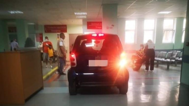 Ασθενής «μπούκαρε» με ΙΧ στα επείγοντα του ΚΑΤ γιατί «δεν έβρισκε τραυματιοφορέα»