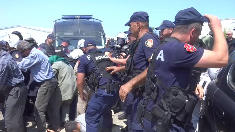 Αλβανία: Ένας νεκρός και δεκάδες τραυματίες σε έφοδο της αστυνομίας σε καταυλισμό εξόριστων Ιρανών