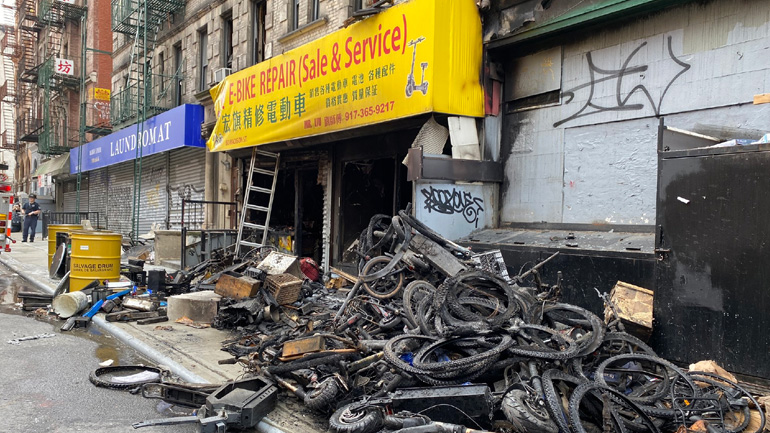 Νέα Υόρκη: Τέσσερις νεκροί από πυρκαγιά σε κατάστημα πώλησης και επισκευής ηλεκτρικών ποδηλάτων