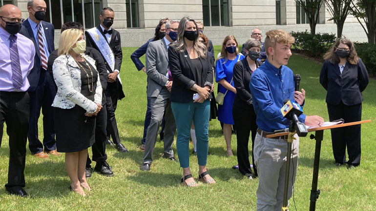 ΗΠΑ: Ακυρώθηκε νομοθεσία του Άρκανσο που απαγορεύει θεραπείες φυλομετάβασης σε ανήλικους