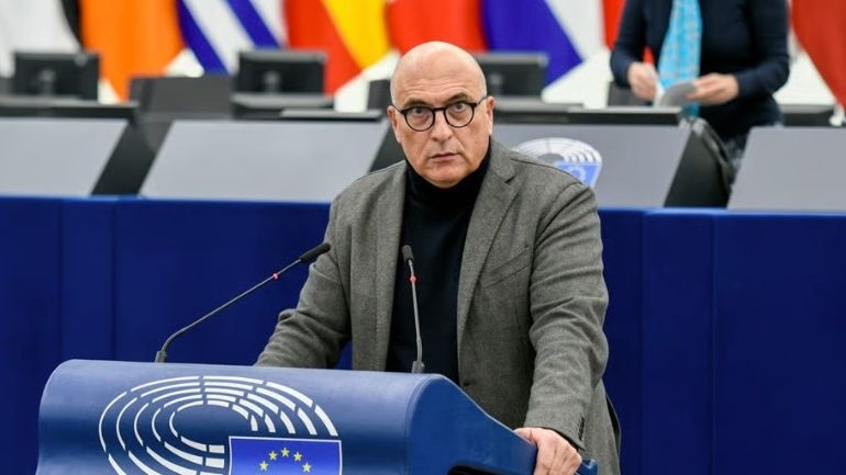 Qatargate: Ελεύθερος με περιοριστικούς όρους αφέθηκε ο ευρωβουλευτής Αντρέα Κοτσολίνο